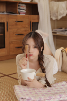 两女一杯